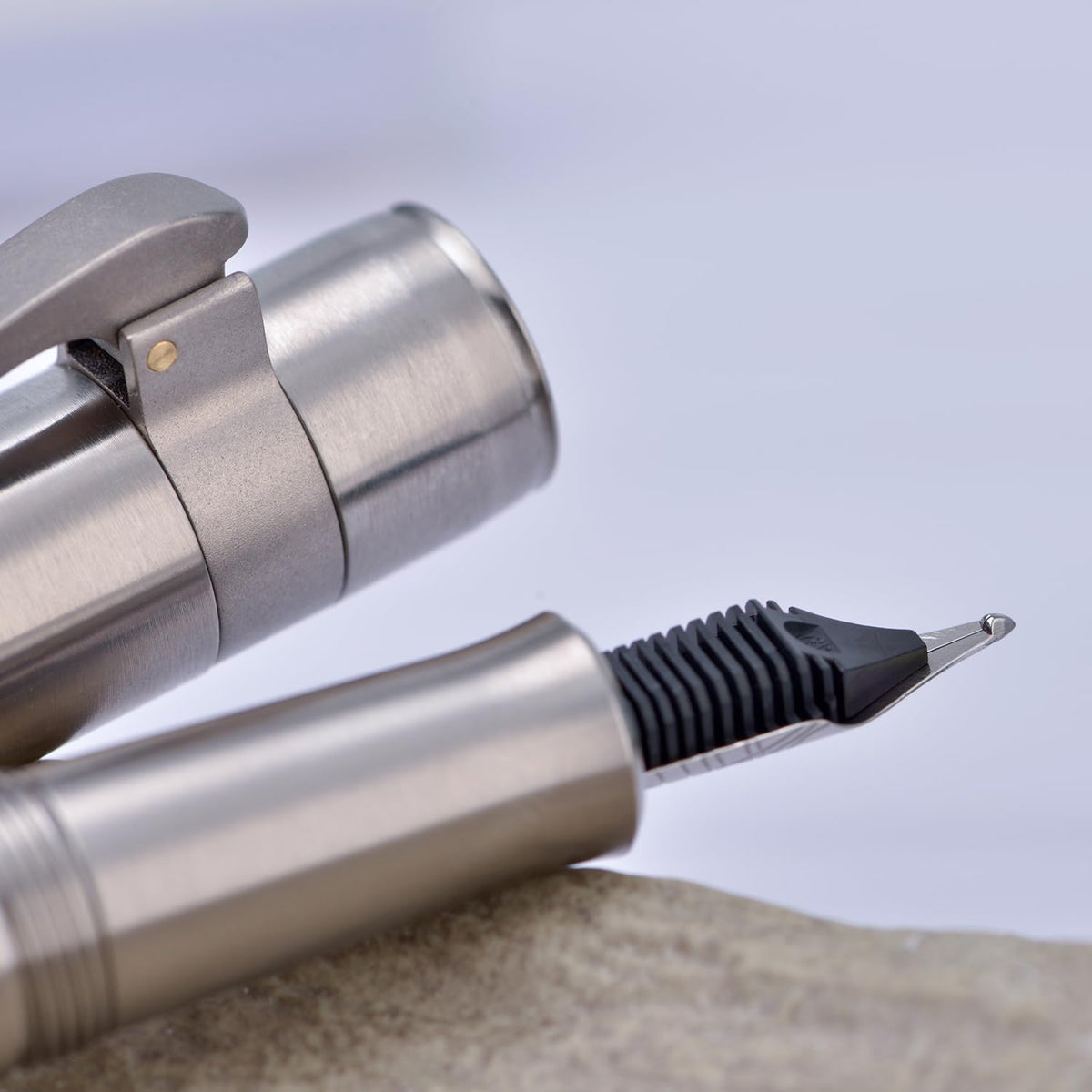 HONG DIAN M2 Titanium Mini Fountain Pen, Long Blade Nib & Sleek Shape Metal Short Pocket Travel Pen