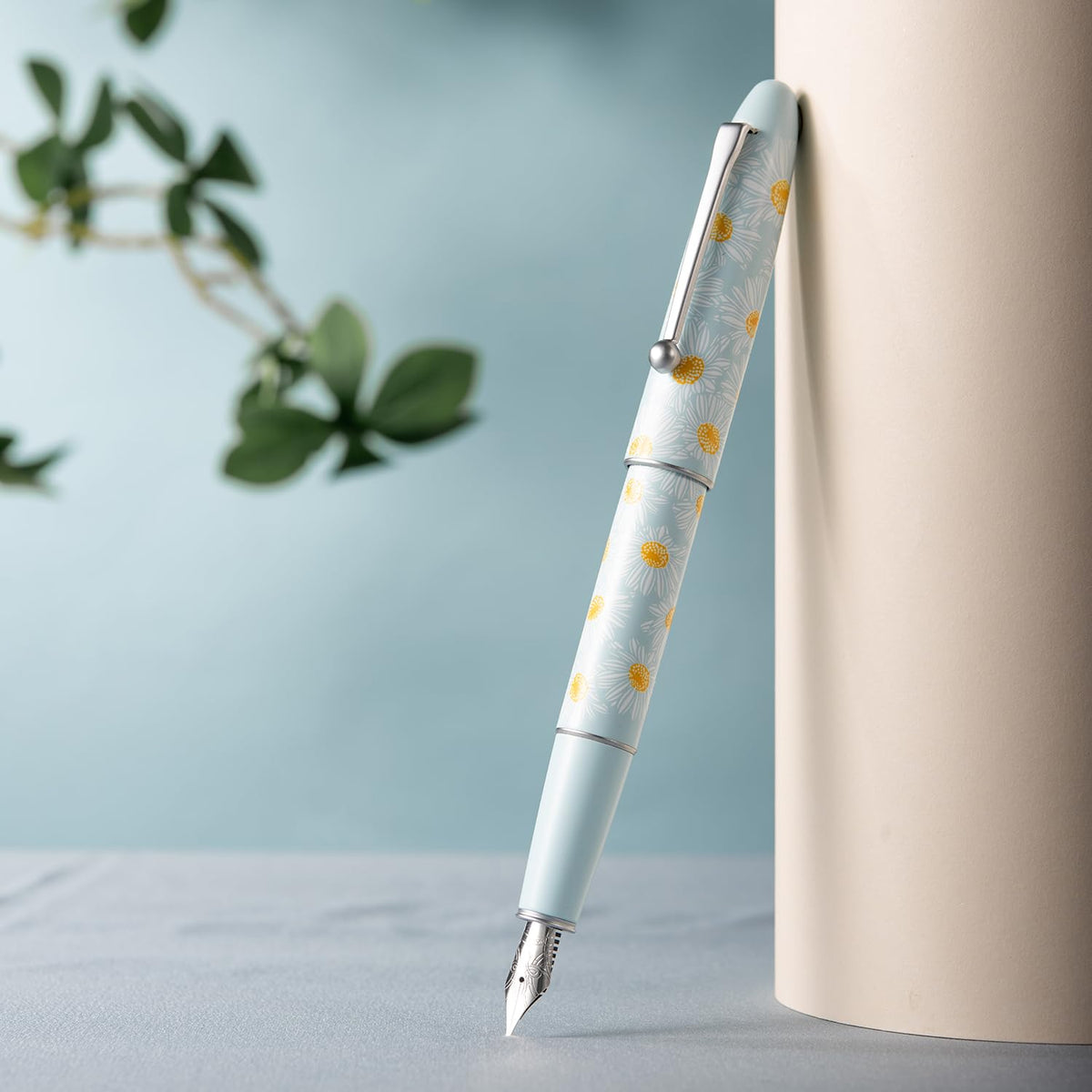 HONG DIAN C3 Fountain Pen, Iridium Fine Soft Nib Chinese Knot Carving, Light Blue & Little Daisy