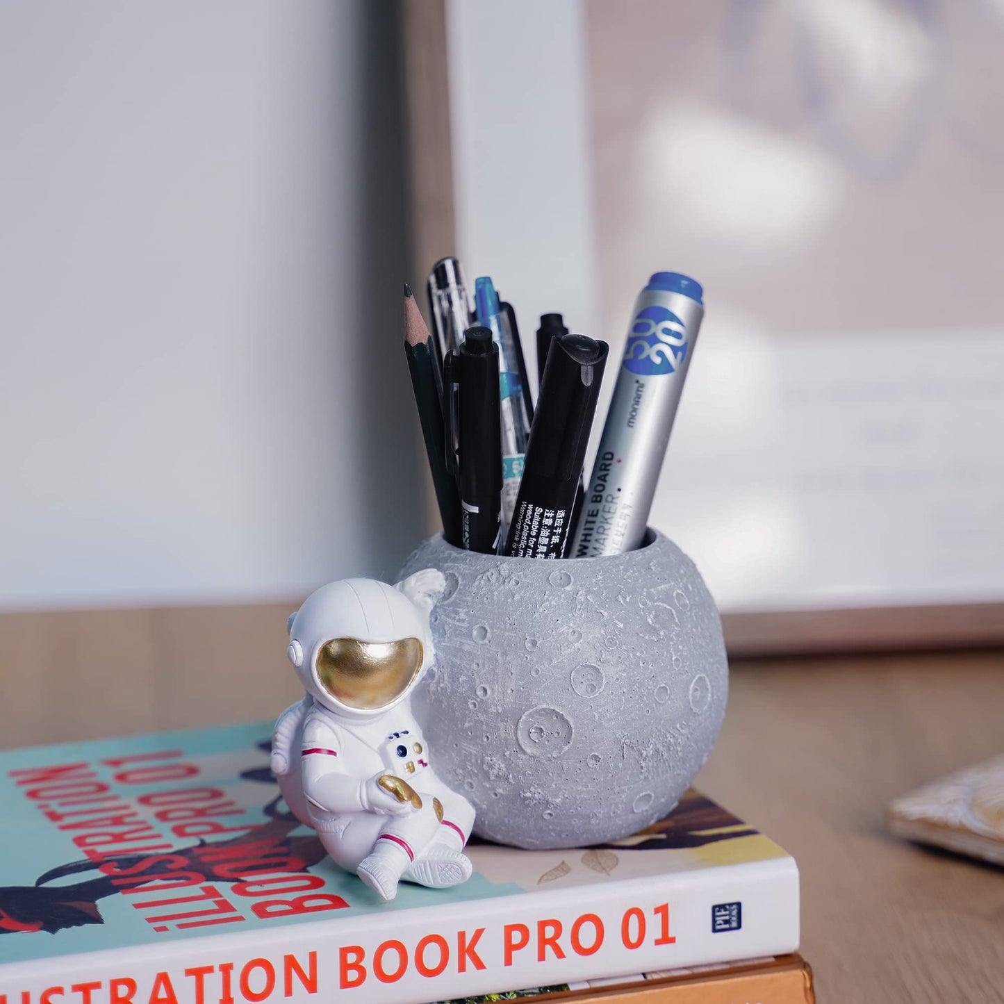 Kimdio Pen Holder, Astronaut Stand for Desk Pencil Holder, Resin Desk Organizer Decorative