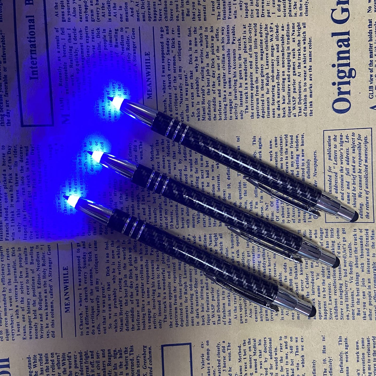 Glovion Lighted Tip Pen With Stylus 3-in-1 - LED Penlight Ballpoint Pen for Writing in the Dark