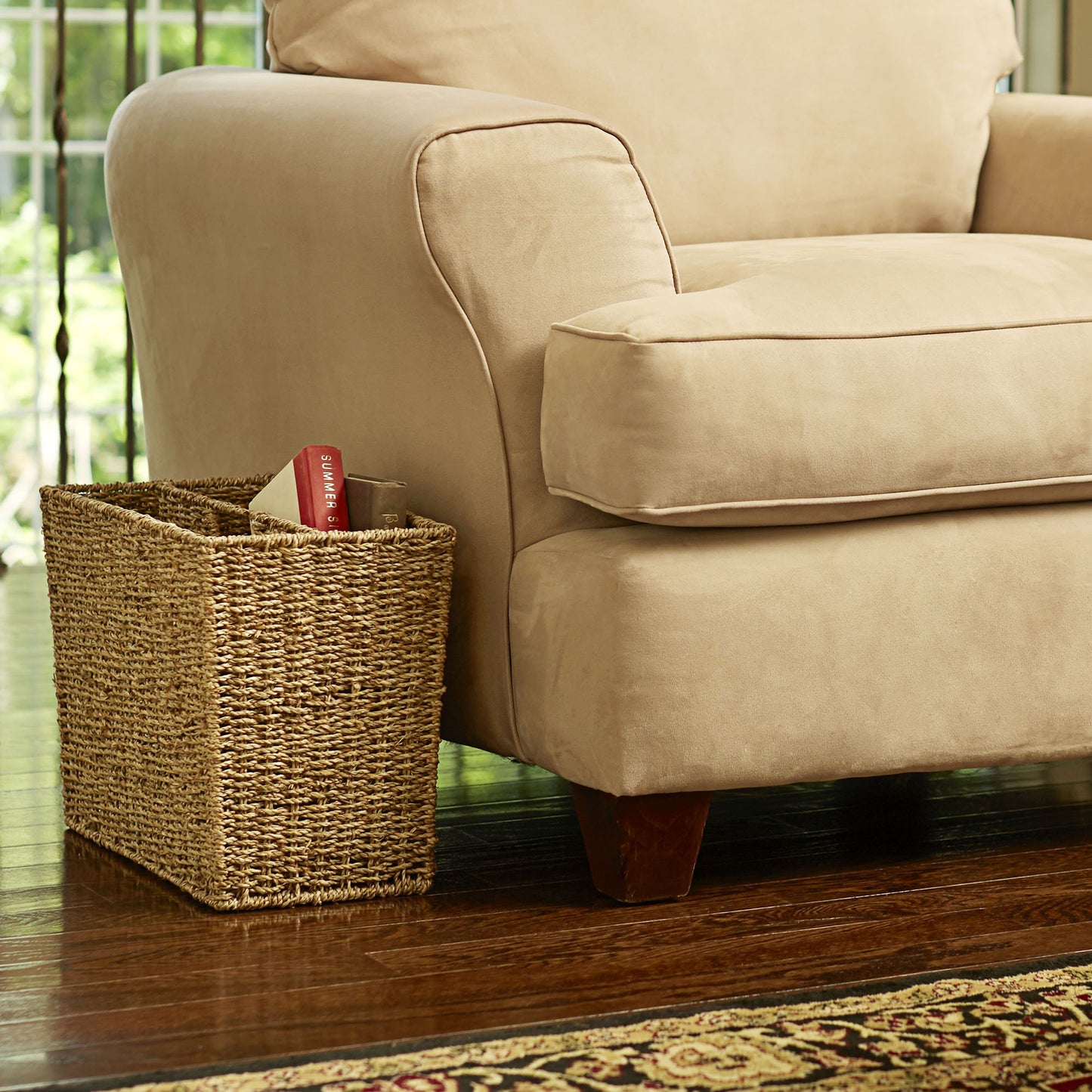 Household Essentials Wicker Magazine Rack, Handwoven Seagrass, Strong Metal Wire Frame, Built-In