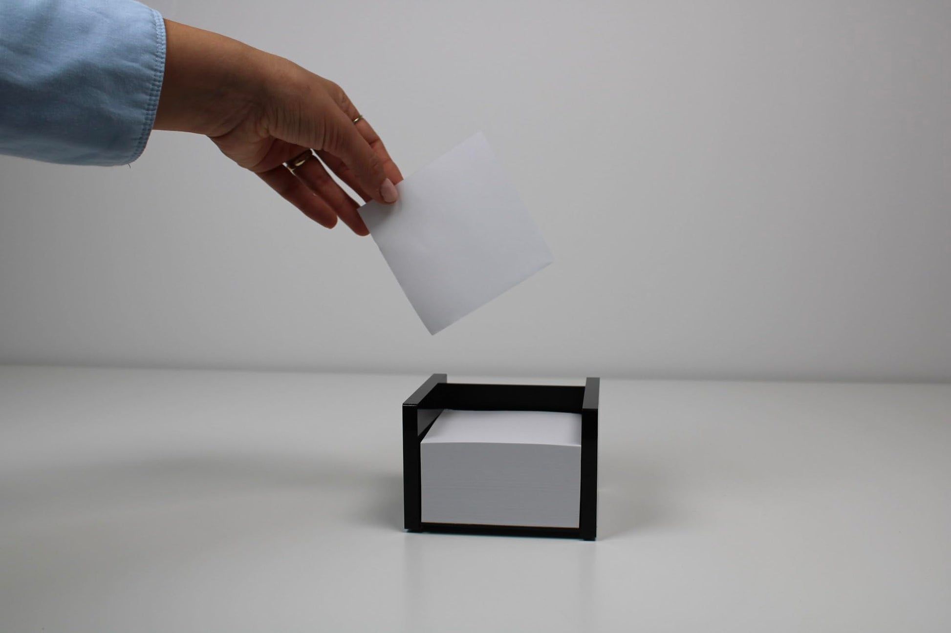 Wedo 637001 Acrylic Memo Box with 500 9 x 9 cm Sheets