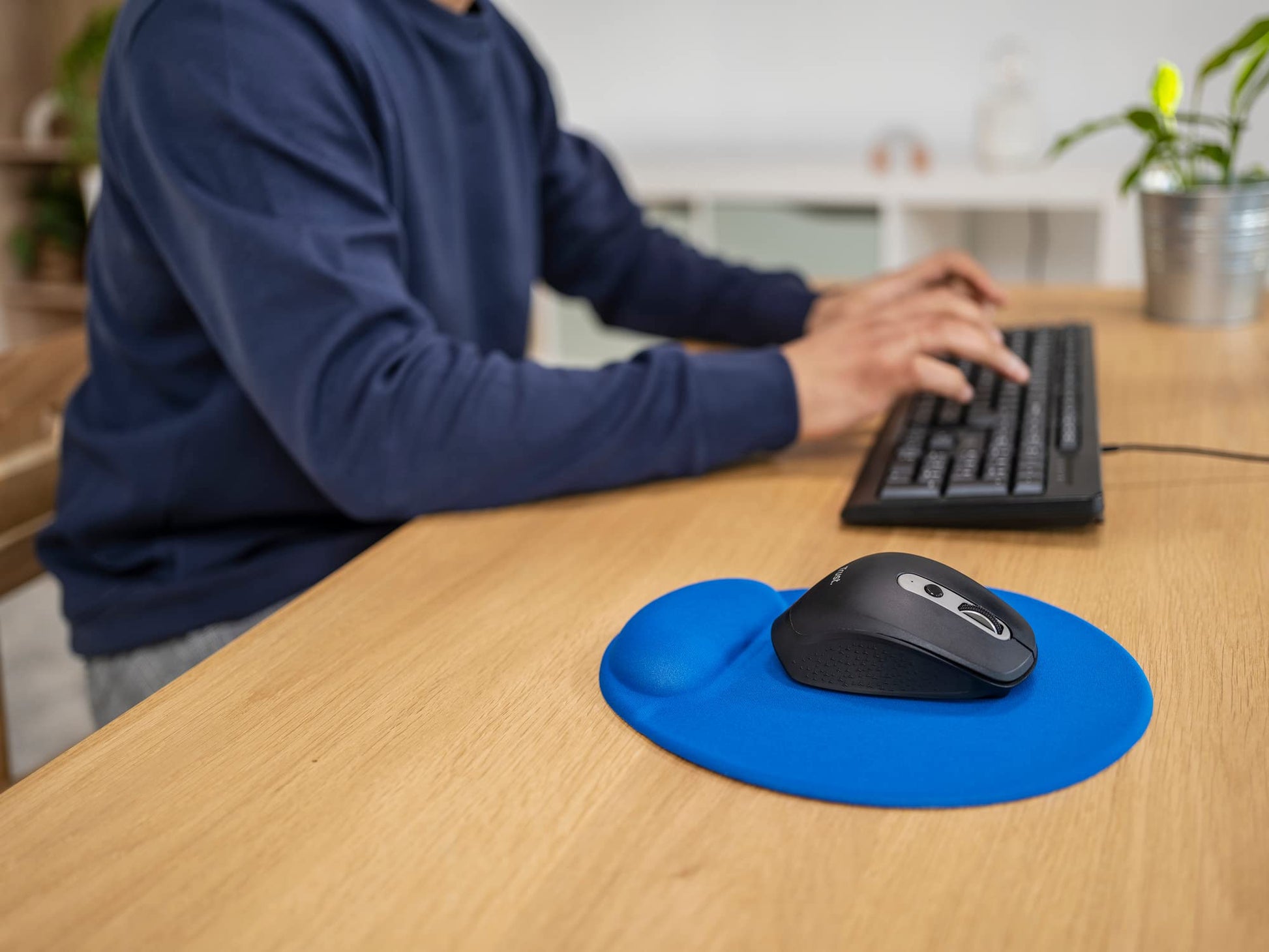 Trust Bigfoot Gel Mouse Mat for Computer and Laptop, 230 x 195 mm - Blue
