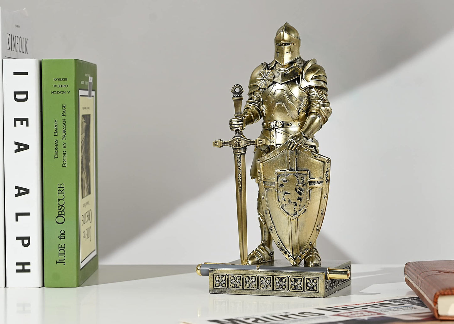 HDMbigmi King's Guard Knight Pen Holder Statue with Shield for Desk Bronze