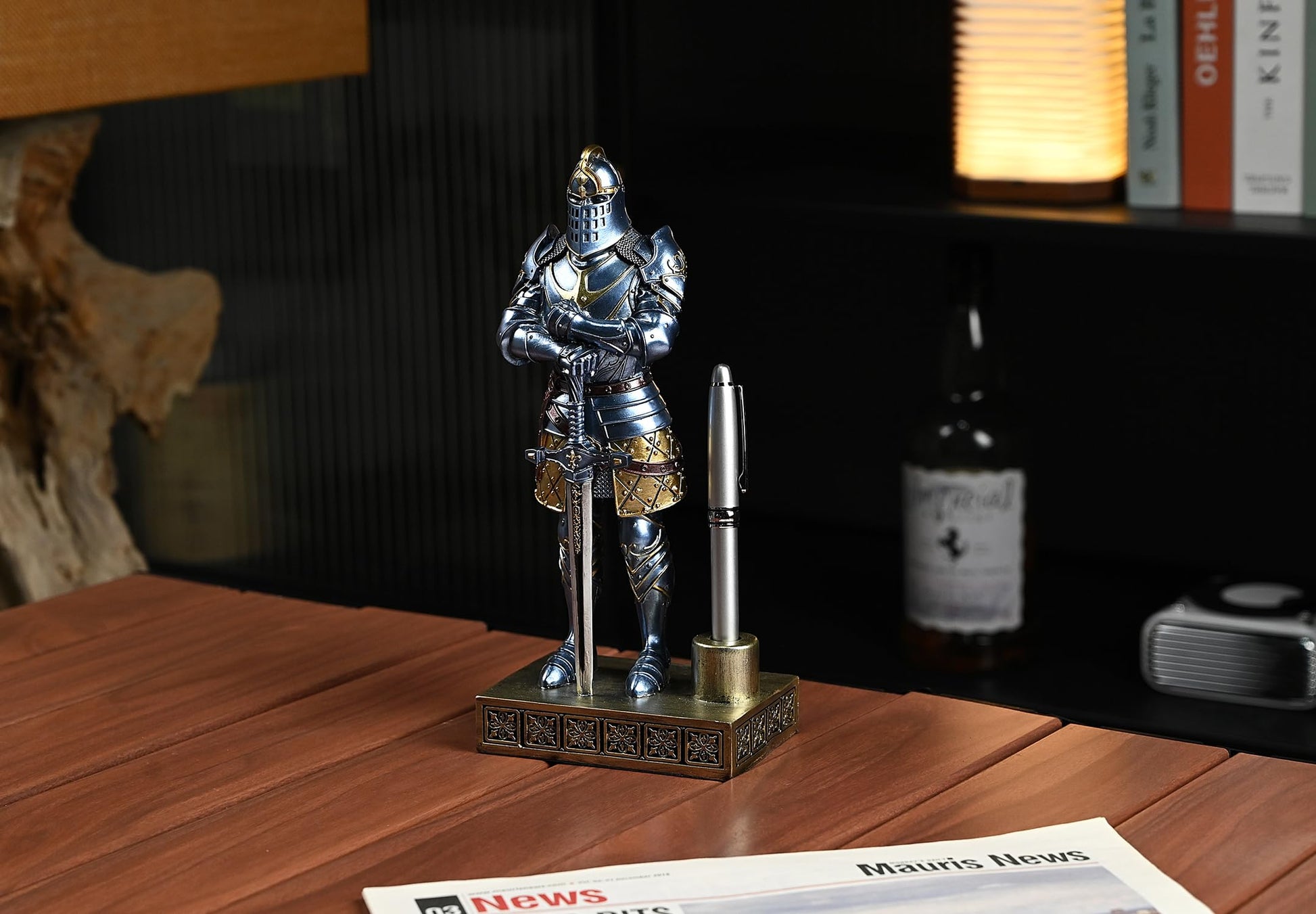 Amoysanli Knight Statue Resin Pen Stand Resin Fountain for Men Blue