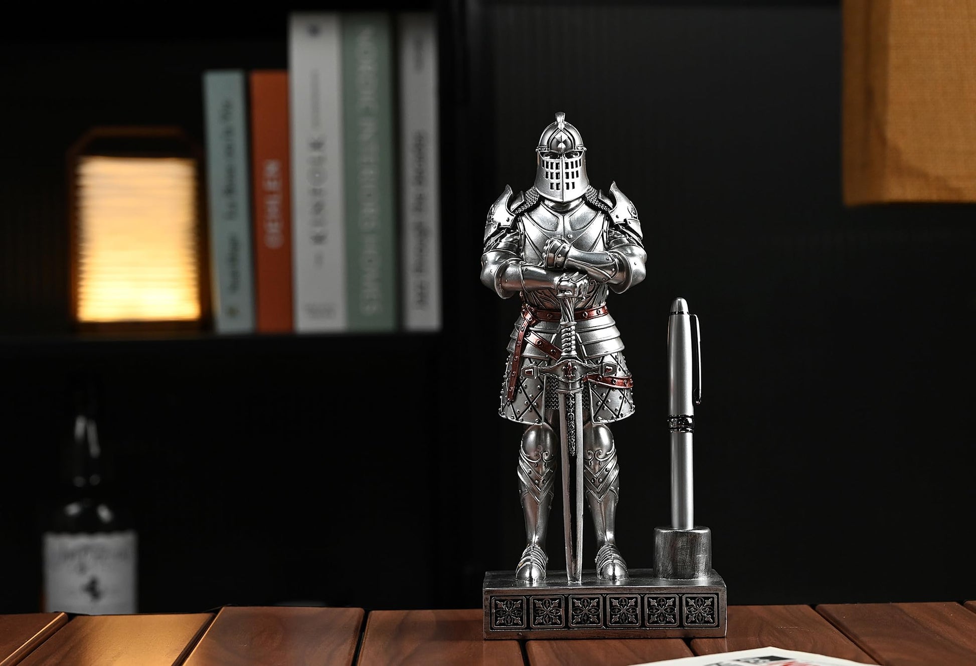 Amoysanli Knight Statue Resin Pen Stand Resin Fountain for Men Silver