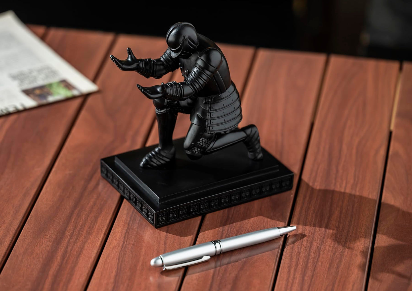 Amoysanli Knight Pen Holder Desk Organizers and Accessories as Gift Black