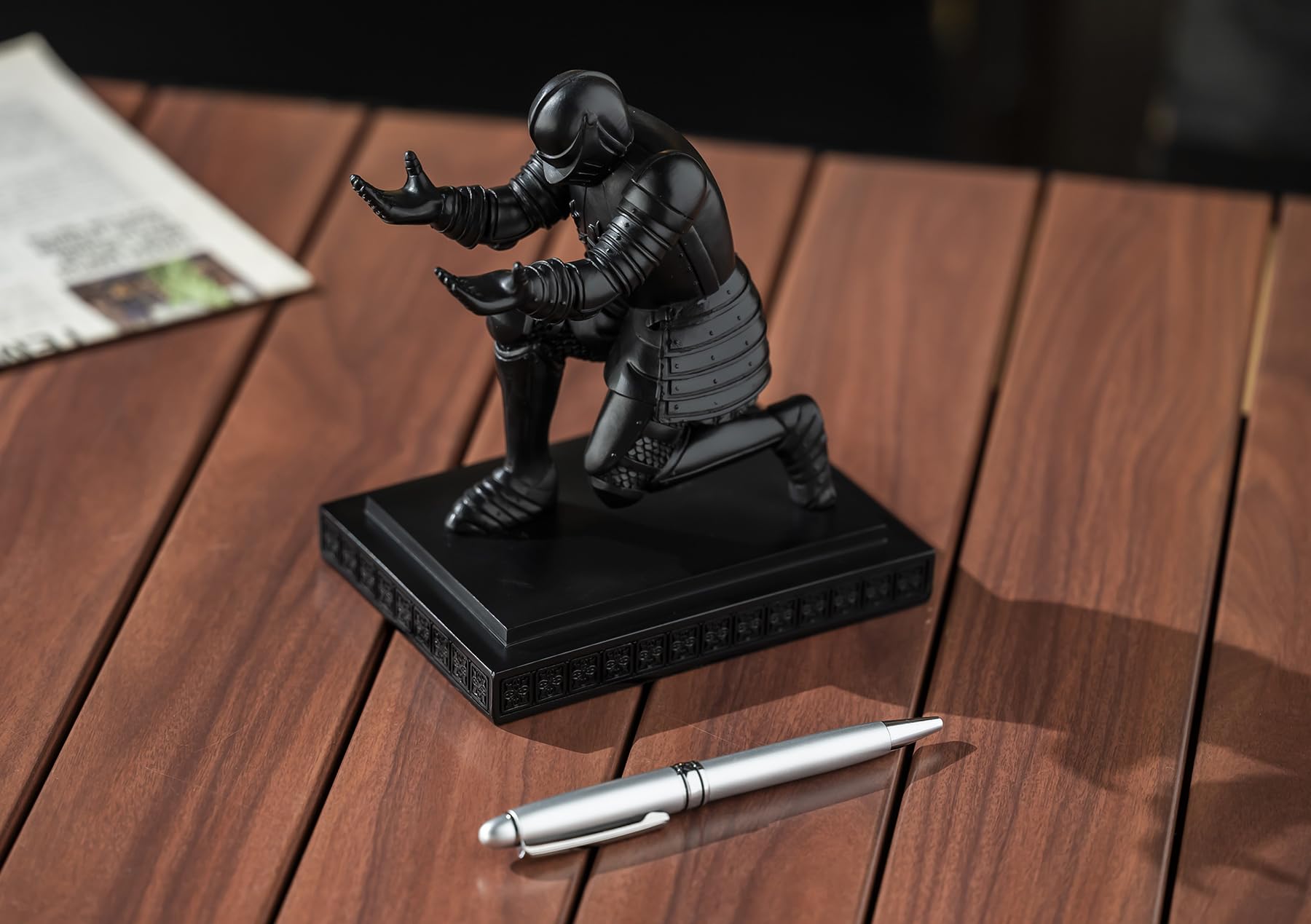 Amoysanli Knight Pen Holder Desk Organizers and Accessories as Gift Black