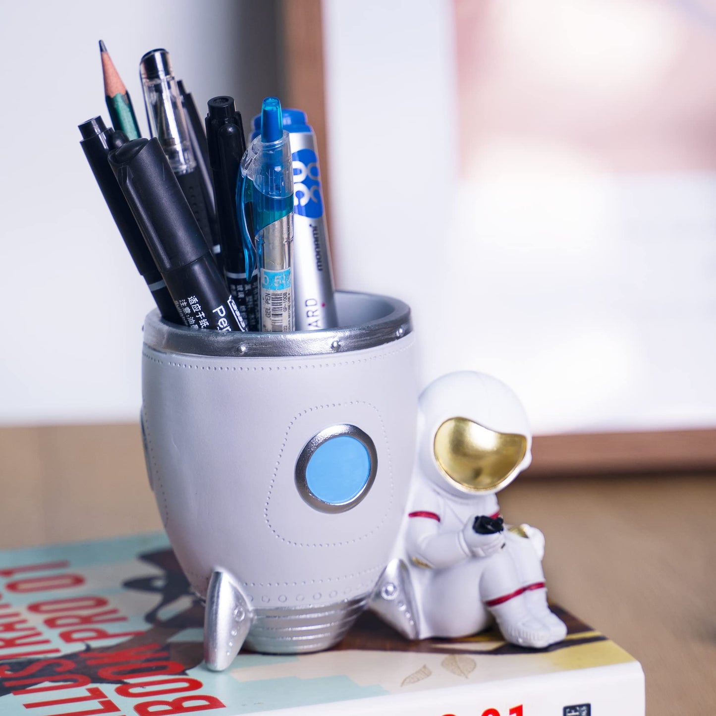 Kimdio Pen Holder, Astronaut Stand for Desk Pencil Holder, Resin Desk Organizer Decorative