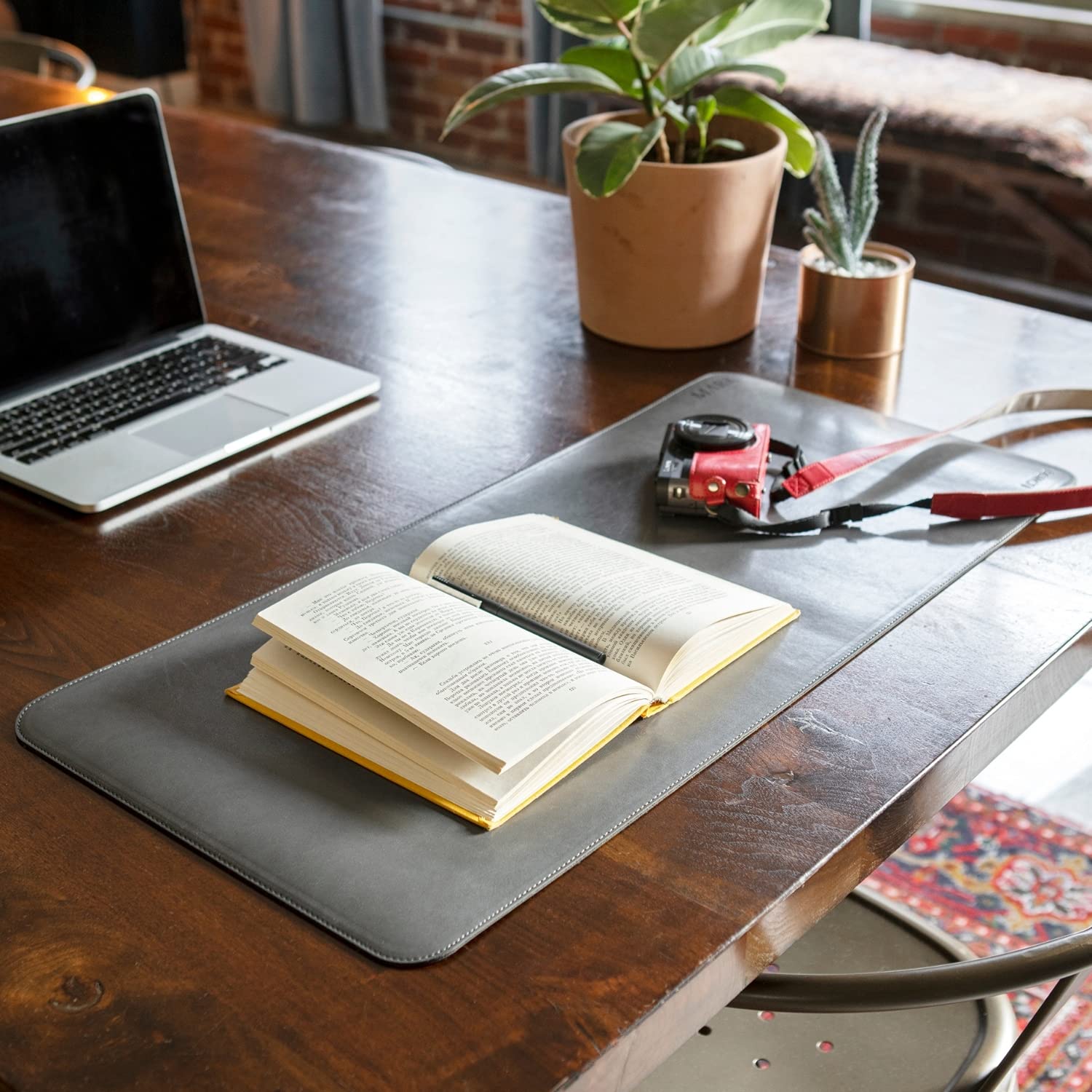 Londo Leather Extended Mouse Pad – Large Desk Mat for Office & Gaming, Smooth Writing Surface