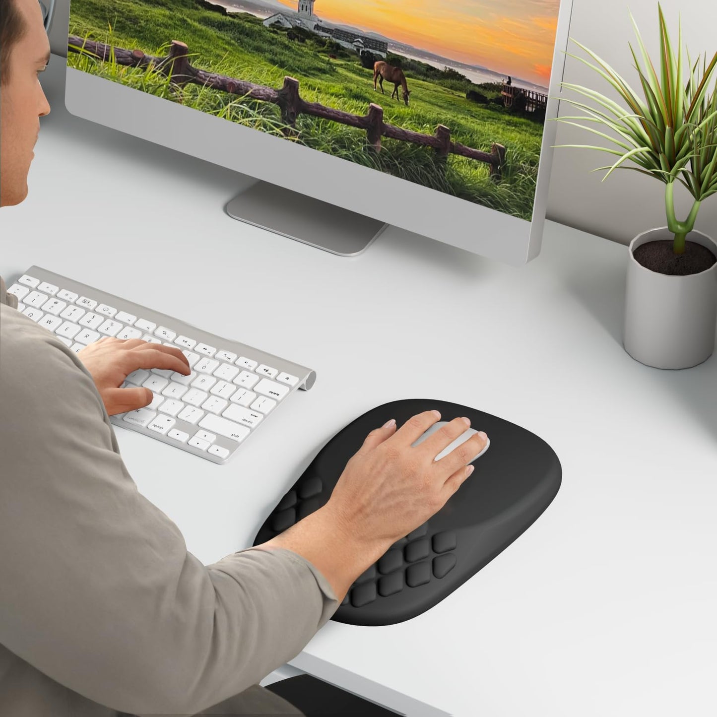 VAGAU Ergonomic Mouse Pad with Wrist Support, Wrist Rest Pain Relief Black