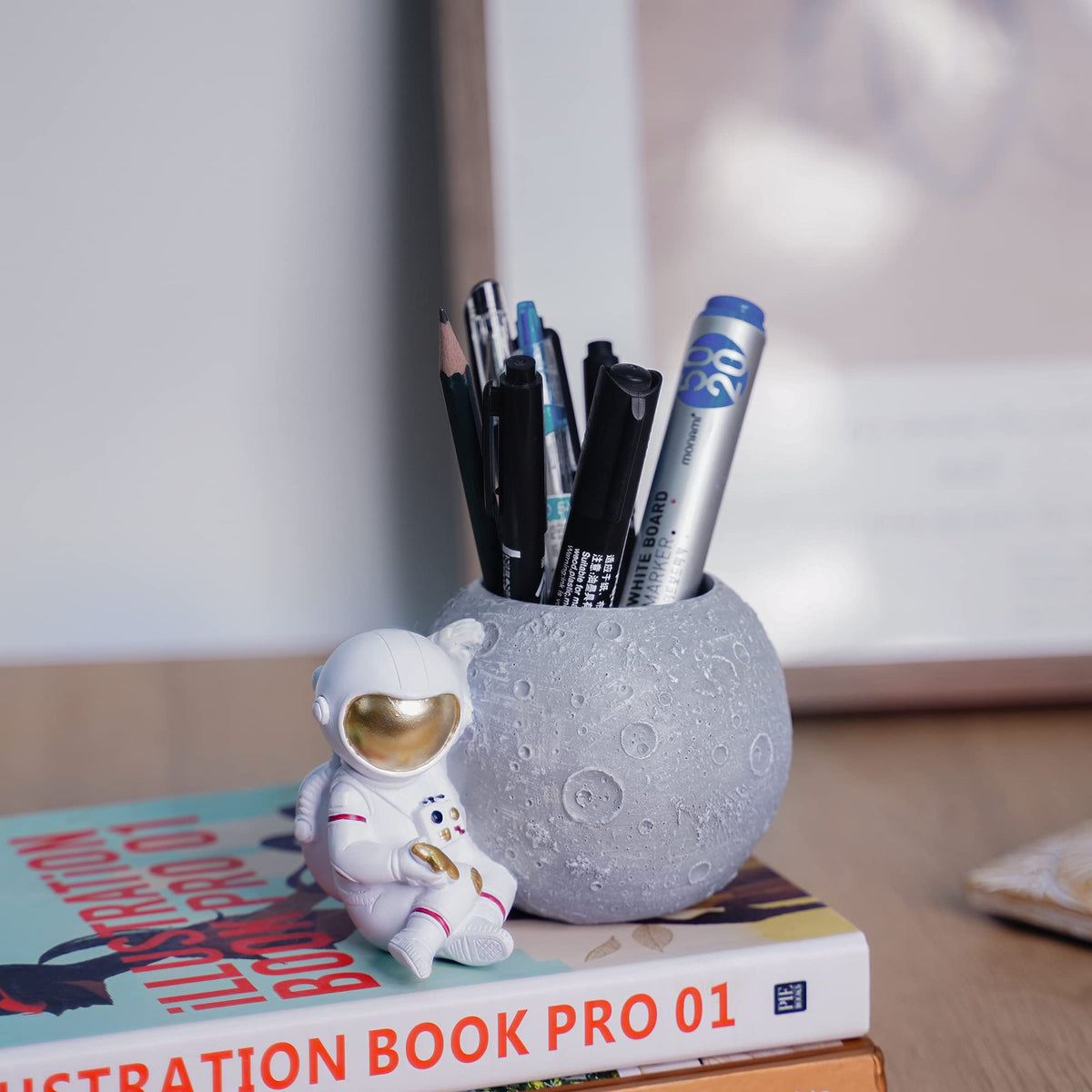 Kimdio Pen Holder, Astronaut Stand for Desk Pencil Holder, Resin Desk Organizer Decorative