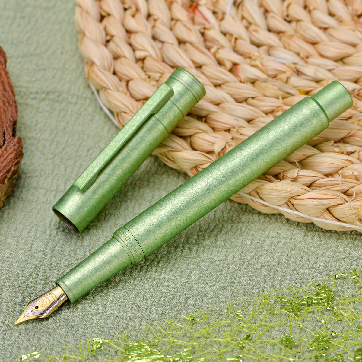 Hongdian 1851 Forest Fountain Pen Applegreen Ice Flowers, Fine Nib Classic Design with Converter