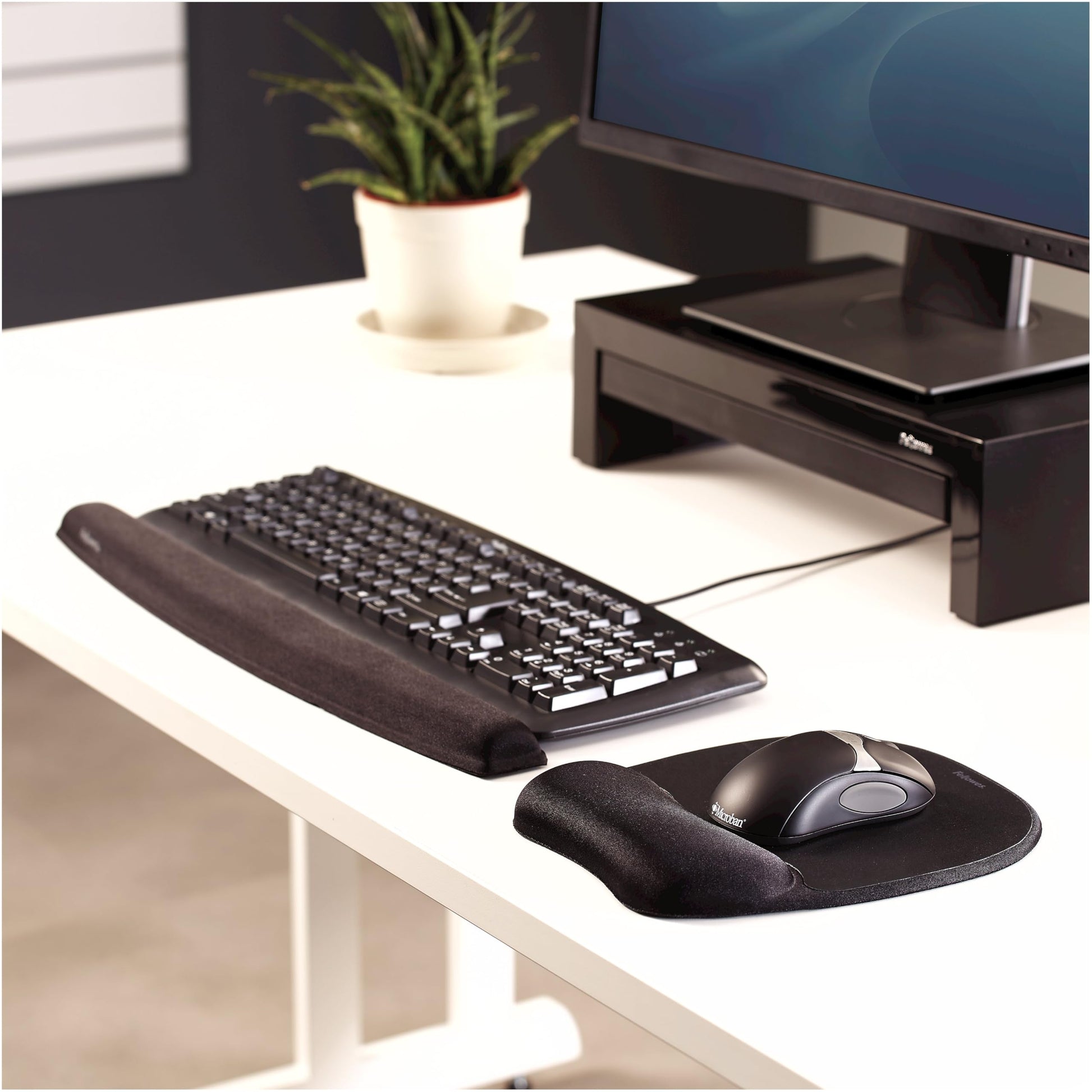 Fellowes Memory Foam Mouse Pad/Wrist Rest- Black (9176501)
