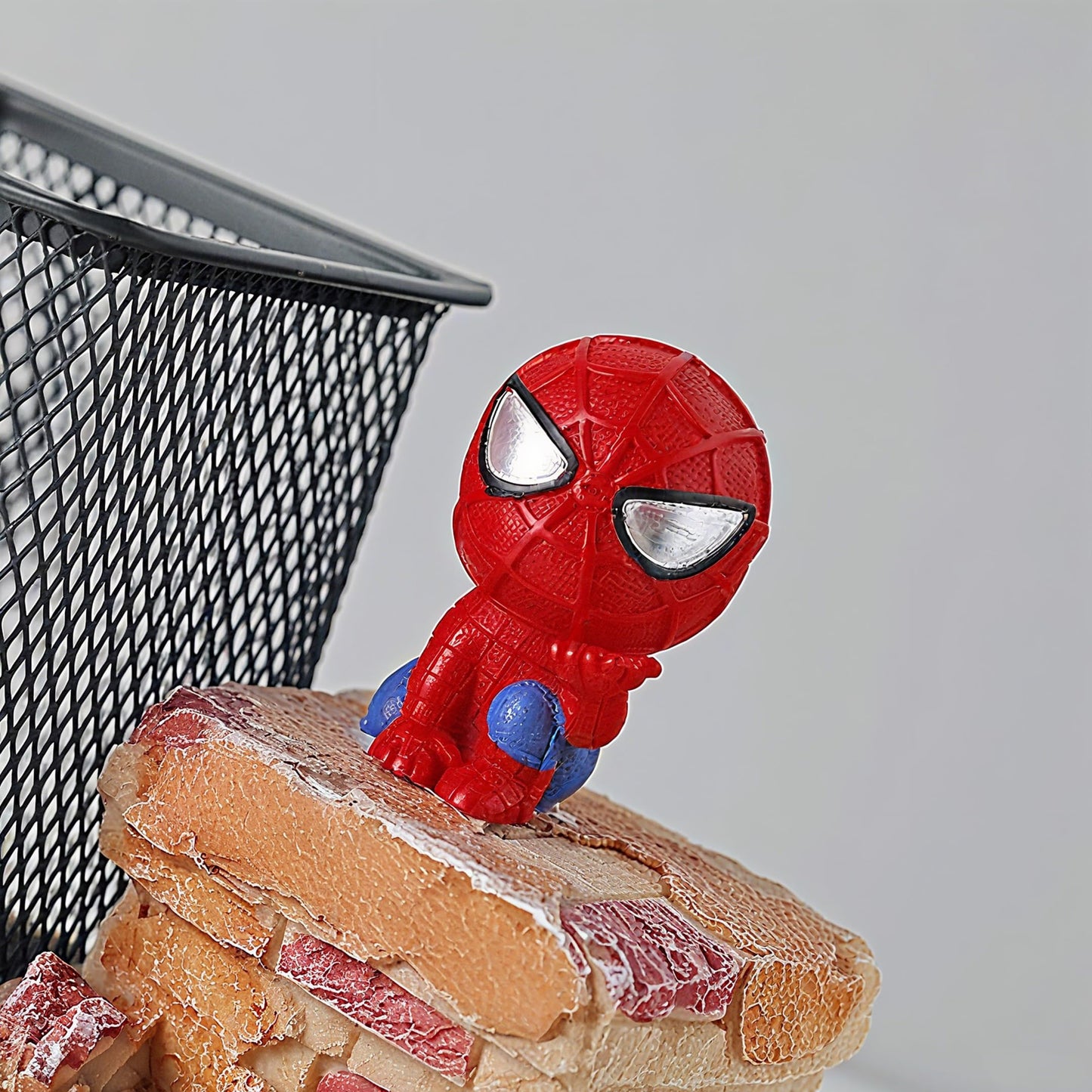 BREIS Pen Holder, Creative Novelty Office Desk Decorations Man boy Girls Gadgets Pencil Holder