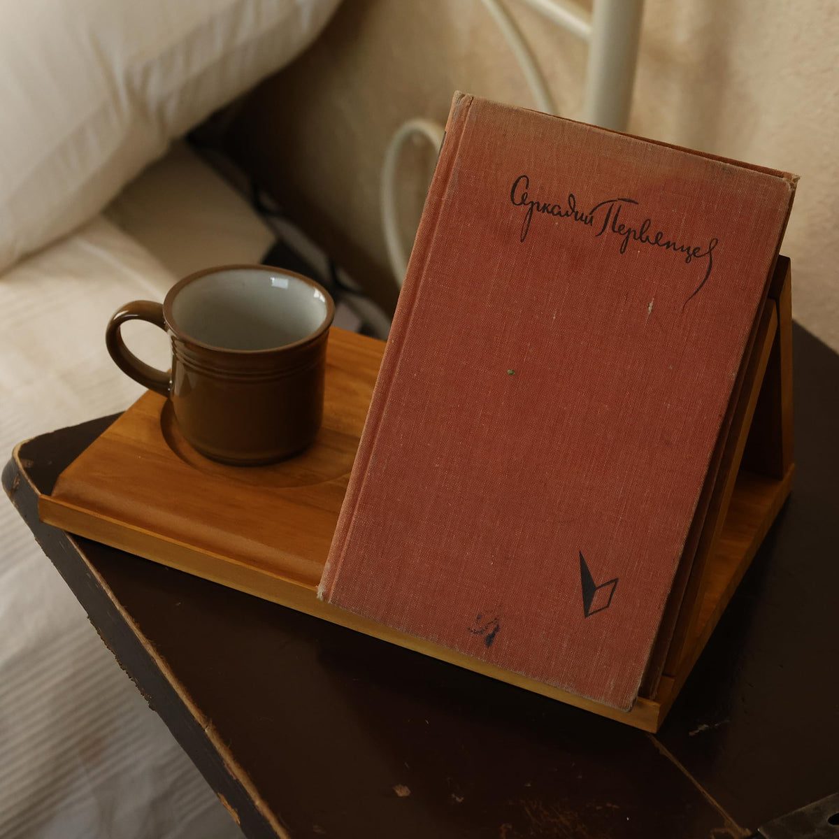 LITIVY Wooden Triangle Bookmark, Small Bookshelf with Drink Holder, Wood Book Reading Rest with