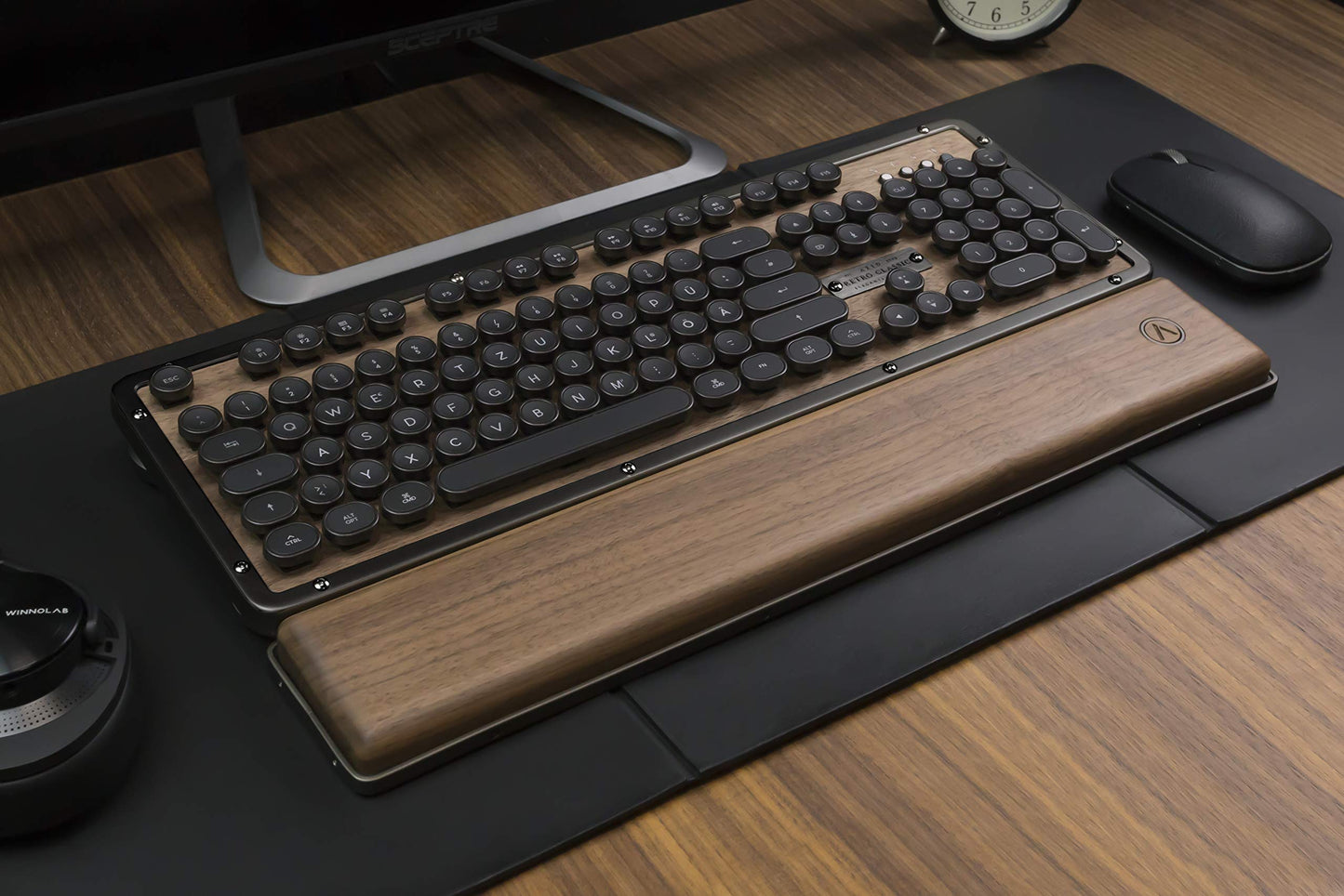 AZIO Retro Classic Palm Rest