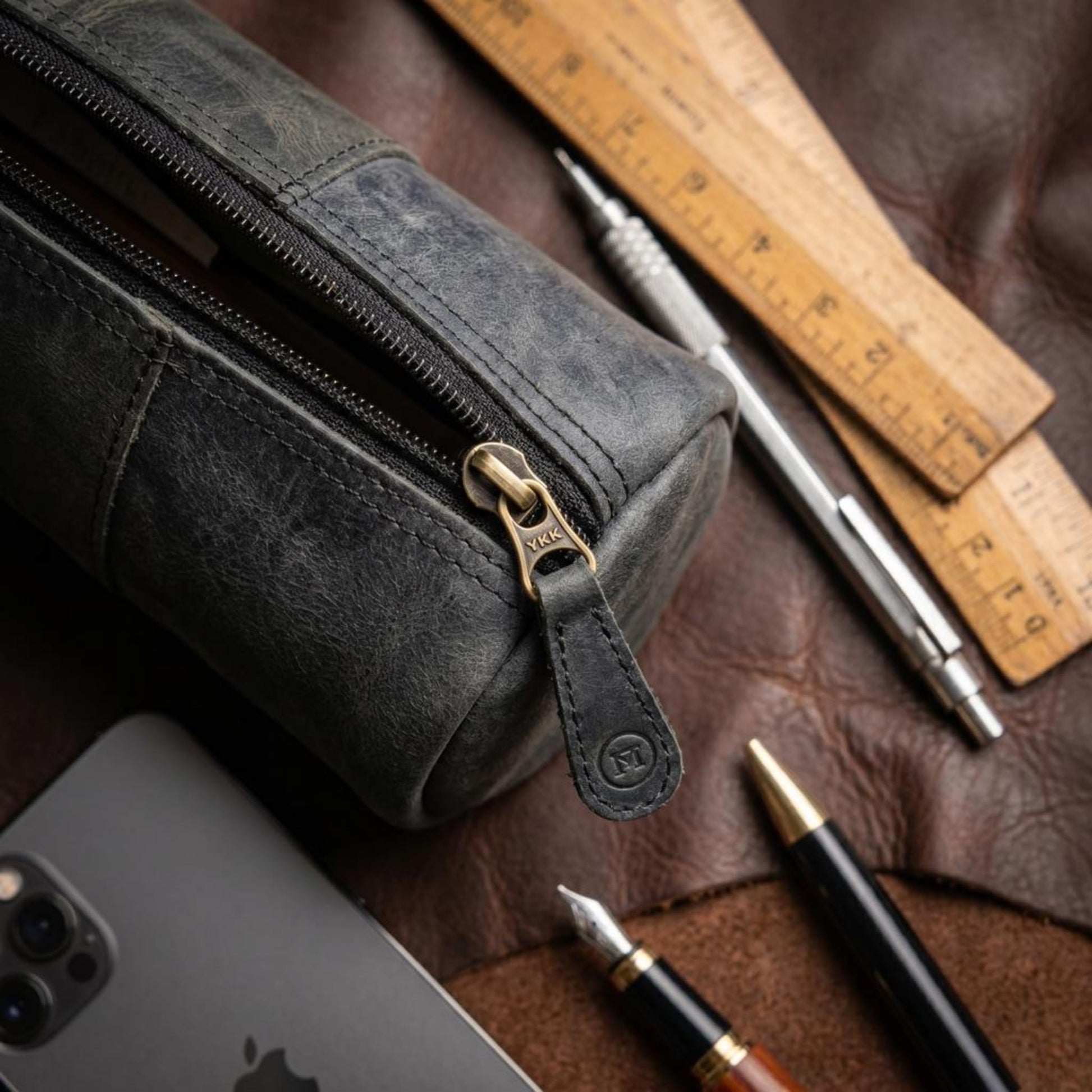 moonster Full-Grain Buffalo Leather Pen Case, 8x4 Inch, YYK Zipper, Linnen Interior, 6" Stainless