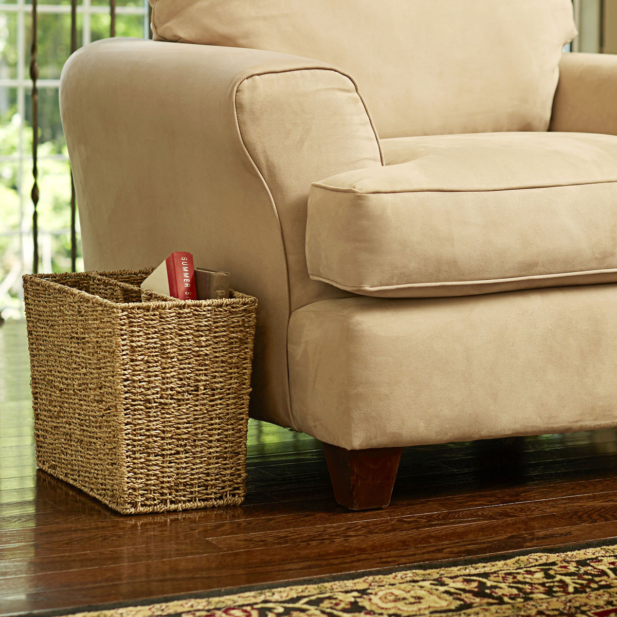 Household Essentials Wicker Magazine Rack, Handwoven Seagrass, Strong Metal Wire Frame, Built-In
