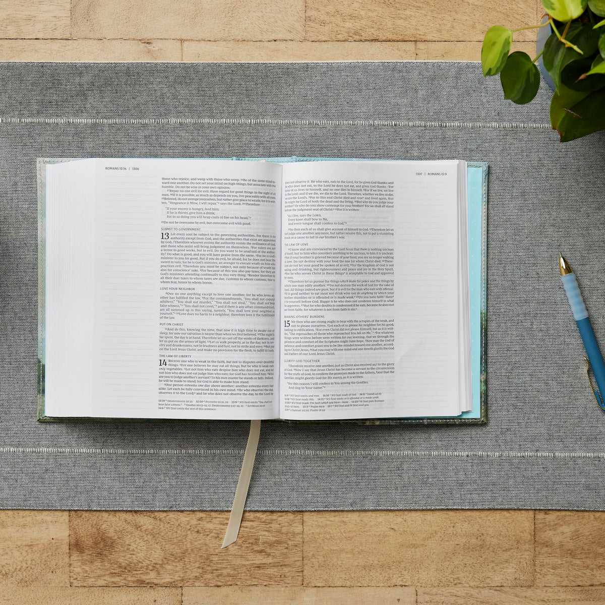 NKJV, Journal the Word Bible: Reflect, Journal or Create Art Next to Your Favorite Verses (Cloth